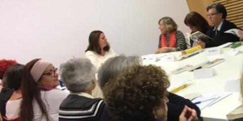 nens i nenes mirant llibres al carrer